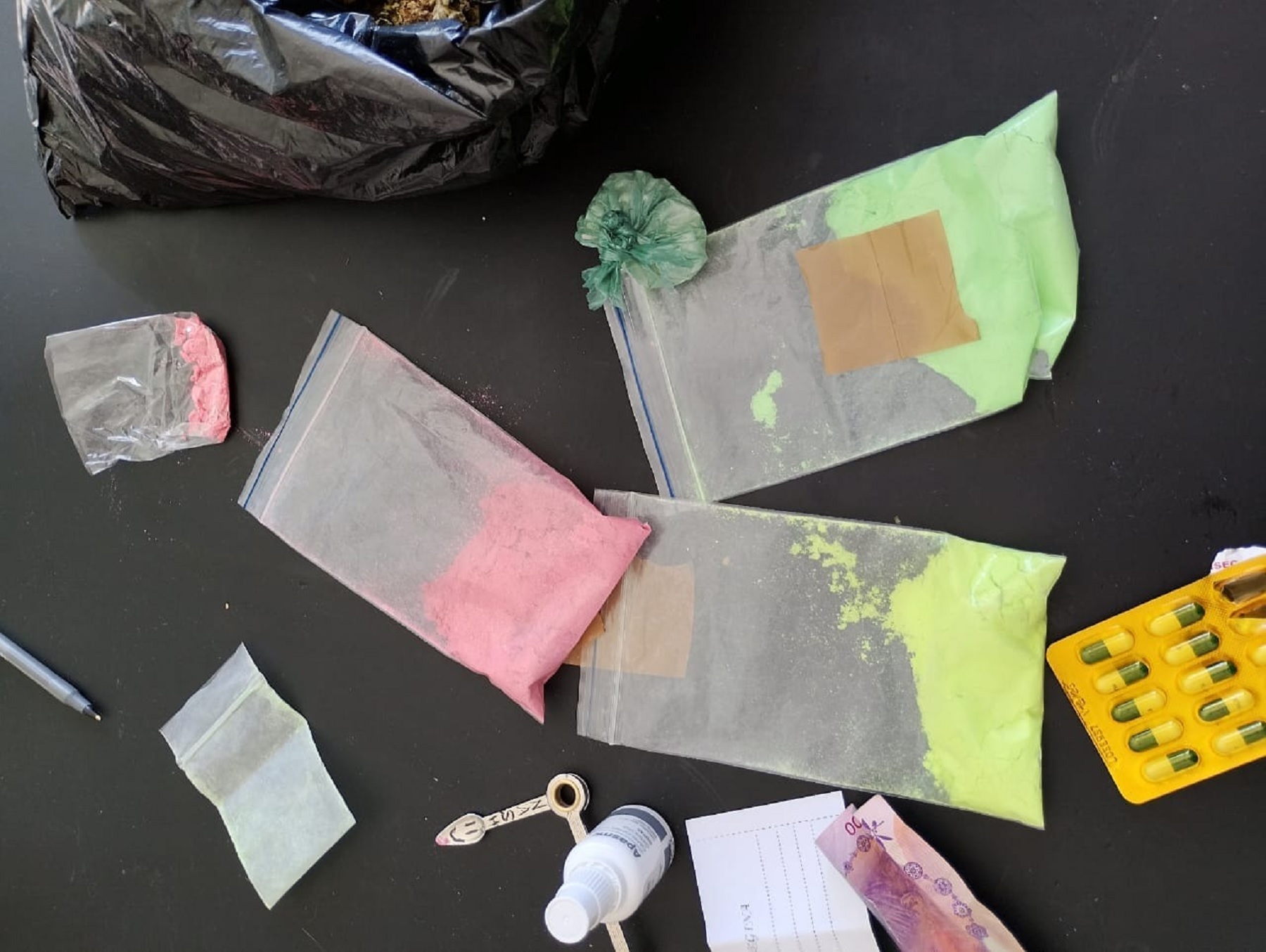 Dos imputados por comercializar droga tusi en el Alto Valle: «Había rosado, verde oscuro y flúor»