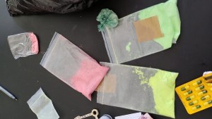 Dos imputados por comercializar droga tusi en el Alto Valle: «Había rosado, verde oscuro y flúor»