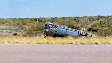 Murió una mujer en un vuelco sobre la Ruta 23, en Valcheta: hay una persona gravemente herida