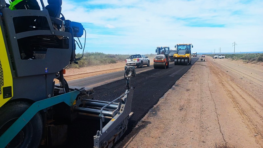 Trabajos de bacheo en la Ruta 151. Foto: Gentileza.