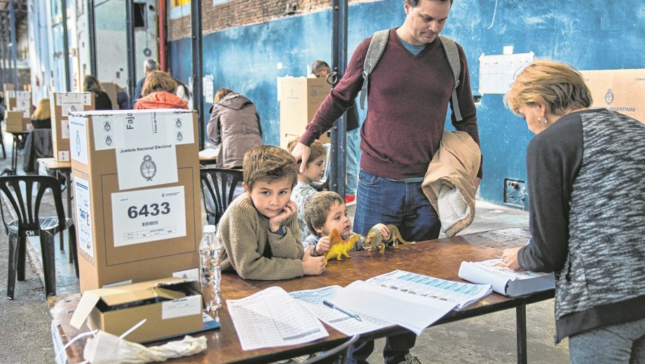 Un votante durante las elecciones de provincia de Buenos Aires. (Foto: AP)