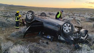 Grave vuelco en Piedra del Águila: rescataron a dos perritos y sus dueños fueron trasladados al hospital