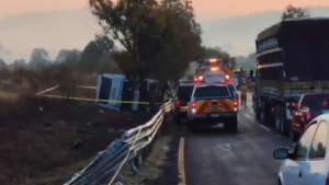 Tragedia en México: al menos 7 muertos y 20 heridos por el vuelco de un colectivo