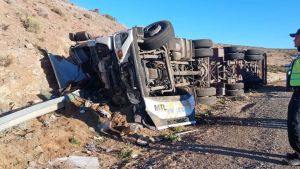 Vuelco sobre la Ruta 237, cerca de Piedra del Águila: un camionero había quedado atrapado