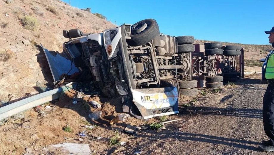 Vuelco de un camión sobre la Ruta 237. Foto: Gentileza Facebook Bomberos Voluntarios de Piedra del Águila. 