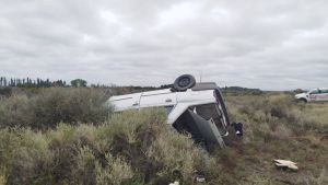 Susto en la Ruta 22: un auto volcó camino a Lamarque y tuvieron que asistir a seis personas, entre ellas un bebé