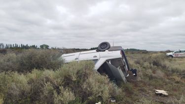 Susto en la Ruta 22: un auto volcó camino a Lamarque y tuvieron que asistir a seis personas, entre ellas un bebé