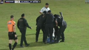 Federal A: un hincha entró a la cancha a pegarle a un árbitro, pero fue detenido por la policía