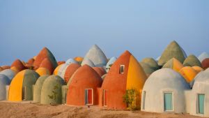 Extraños hospedajes de colores en una la isla que encontró en el arte un puente hacia un turismo responsable