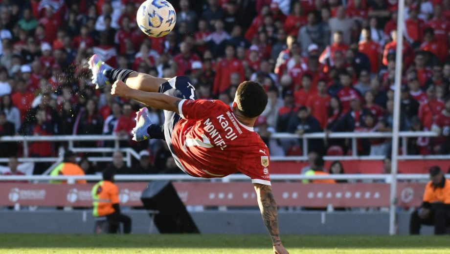 Santiago Montiel ganó el Puskas por su golazo a Independiente Rivadavia. (Foto: Fotobaires)