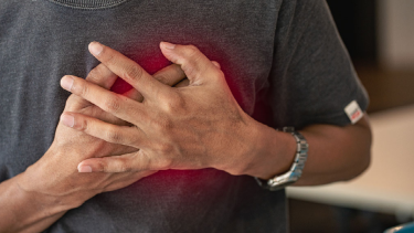 Dolor en el pecho es señal de alarma: la mayoría tarda tres horas en ir al médico ante un infarto