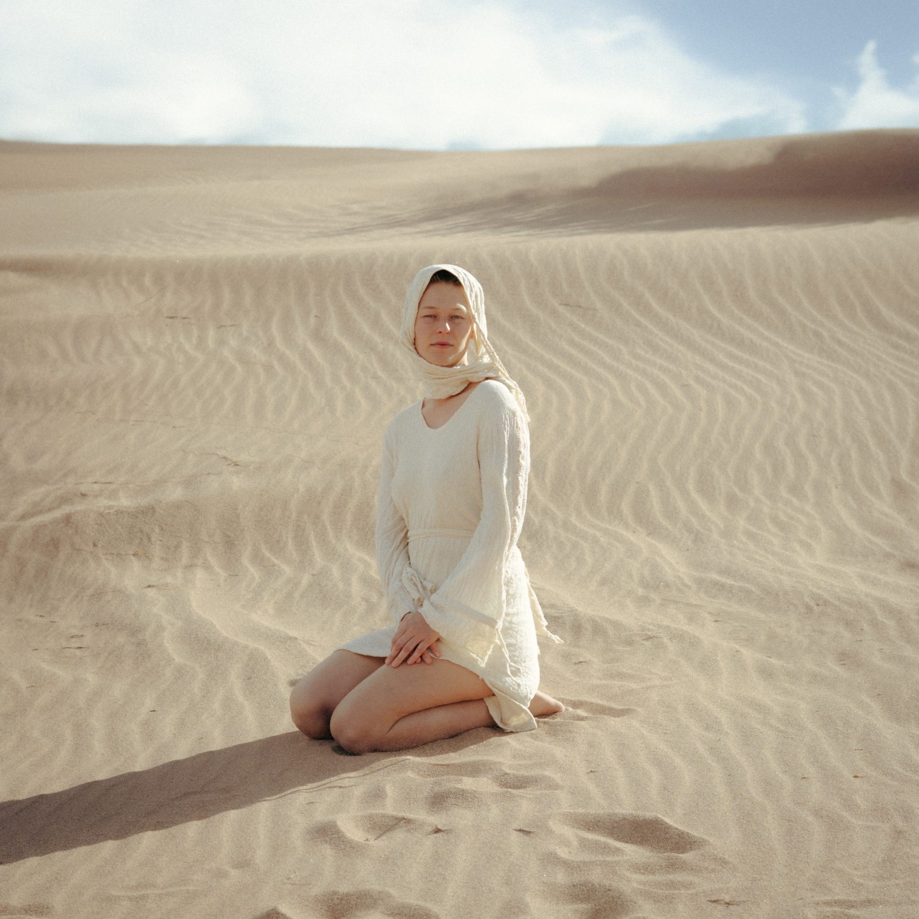 «El Eco de las Formas»: Elías Heredia proyecta sus fashion filmes en el MNBA Neuquén