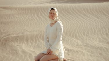 «El Eco de las Formas»: Elías Heredia proyecta sus fashion filmes en el MNBA Neuquén