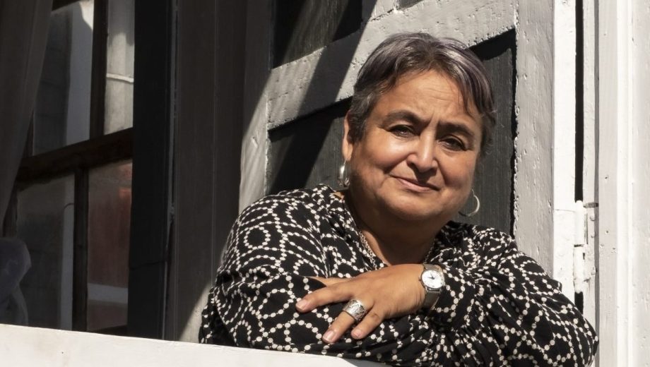 Rosabetty Muñoz, docente y multipremiada poeta nacida en la isla de Chiloé.