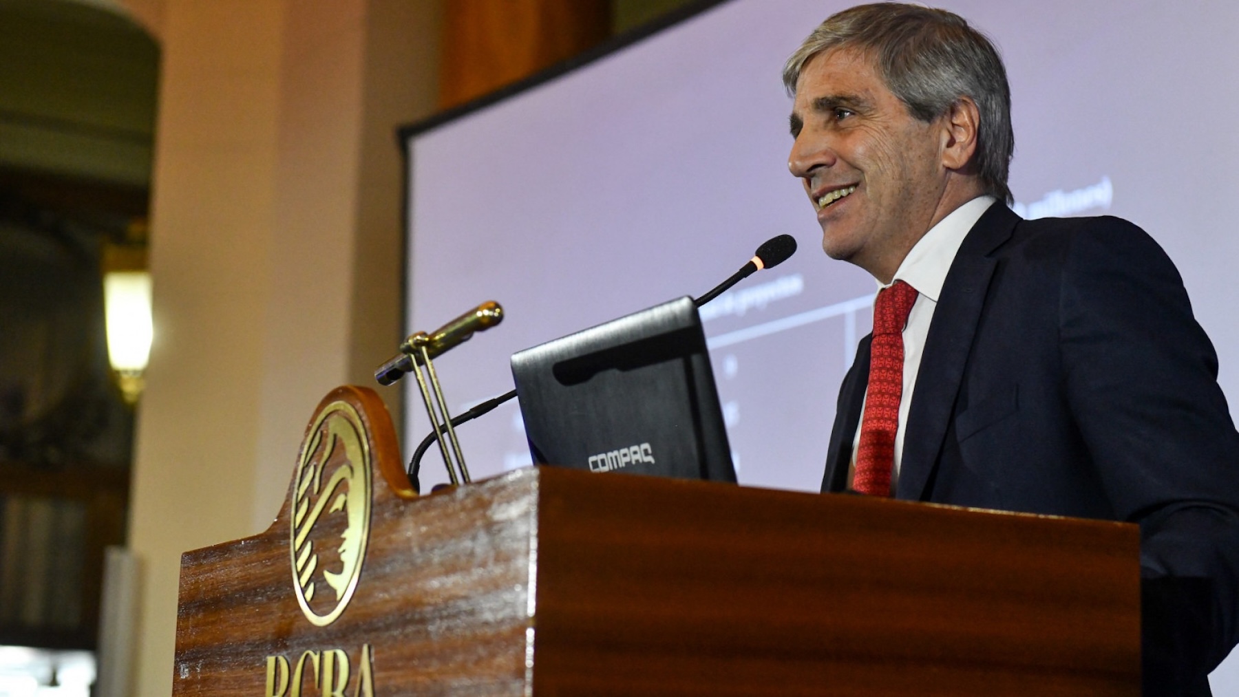 El Gobierno emite deuda en dólares para blindar enero y captar la liquidez del mercado: análisis y proyecciones