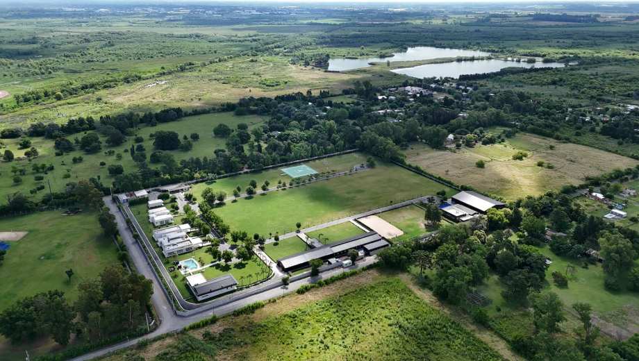 Vista de dron de la estancia vinculada a Claudio “Chiqui” Tapia en Villa Rosa. (Foto: Clarín Fotografía)