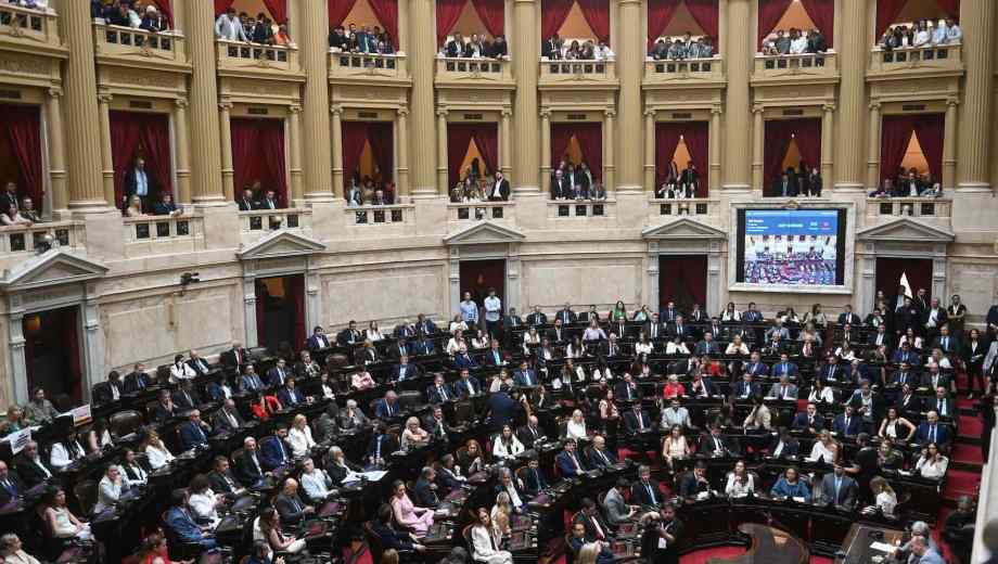 El Gobierno busca avanzar con la aprobación de las legislaciones de impacto fiscal, tributario y laboral. (Foto: Clarín Fotografía)
