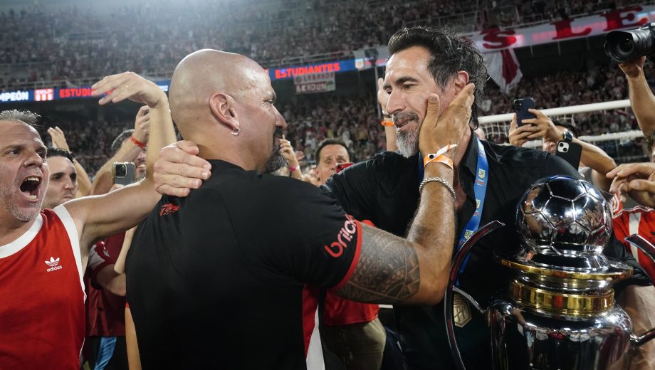 Verón y Domínguez acordaron la extensión del contrato del entrenador hasta diciembre de 2027. (Clarín fotografía)