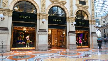 Prada compró a su histórica rival Versace por una suma millonaria: cuánto pago por el imperio de la moda