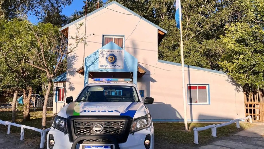 Efectivos policiales y personal de Criminalística trabajaron en la fábrica de vidrios ubicada sobre la calle Humberto Canale, en General Roca.
