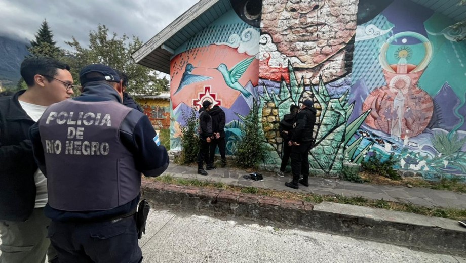 La Policía detectó una maniobra para inhibir señales en pleno centro de El Bolsón y secuestró un dispositivo usado para robar vehículos.
