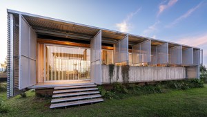 Una inspiradora casa de campo, integrada al entorno rural y de bajo costo