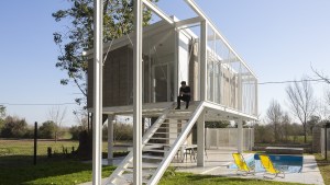 Económica, rústica y atractiva: esta casa elevada es la más mirada del barrio