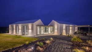 Inspirada en los graneros del campo, esta casa brilla en las sierras de Córdoba