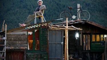 Luis Bravo: el artista que convirtió la noche de Bariloche en refugio cultural