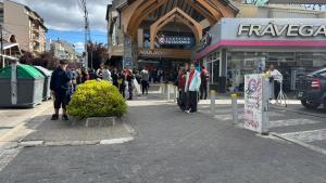 Falsa alarma de amenaza de bomba causó caos en un shopping de Bariloche