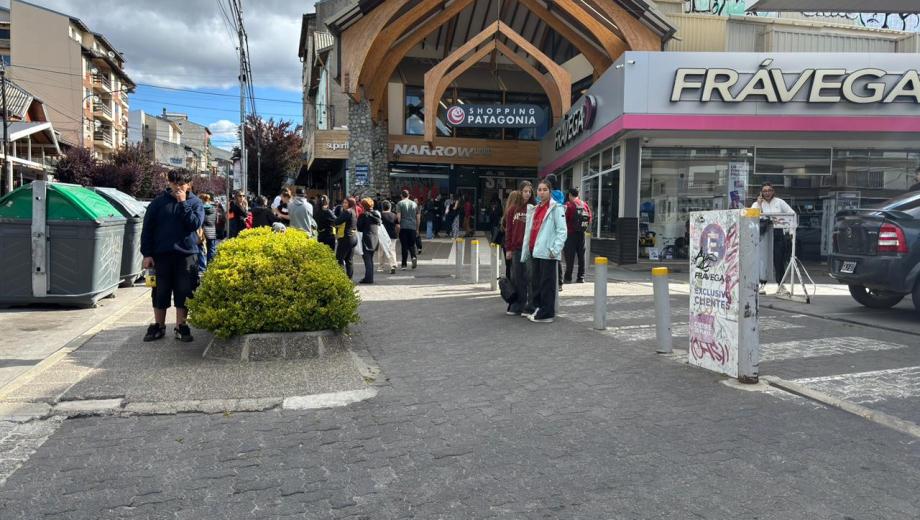 El llamado que alertó de la supuesta existencia de un artefacto explosivo esta tarde de martes obligó a evacuar el Shopping Patagonia de Bariloche. (foto gentileza)