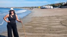Imagen de Lidia Rosana Gómez, la artista de Las Grutas que crea obras gigantes en la arena y quiere romper un Récord Guinness