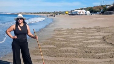 Lidia Rosana Gómez, la artista de Las Grutas que crea obras gigantes en la arena y quiere romper un Récord Guinness