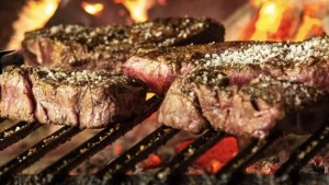 Paso a paso para preparar salmuera para el asado de Nochebuena o Navidad