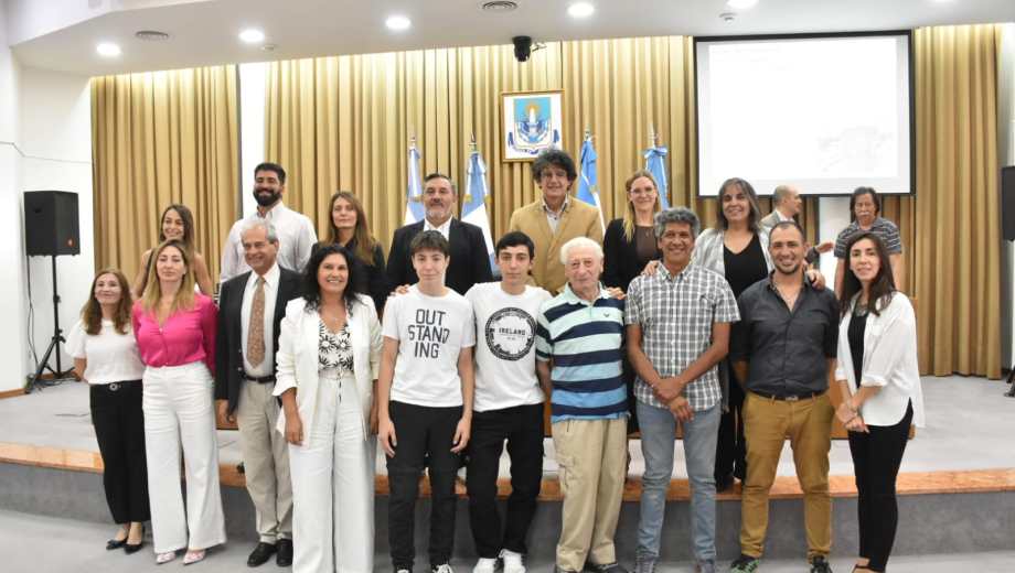 Dos de los realizadores del film junto a la concejal Laura Pérez, responsable del proyecto, Oscar Roza, primer ganador de la Regata, y el resto de los concejales neuquinos.