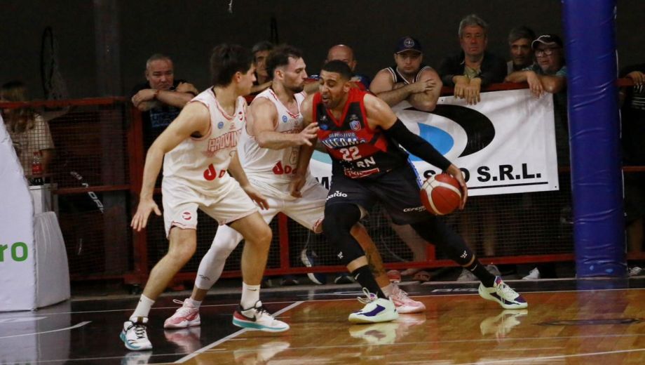 El equipo rionegrino fue de mayor a menor ante los rosarinos, que son los únicos punteros del Sur. (Fotos Marcos Aramburu)