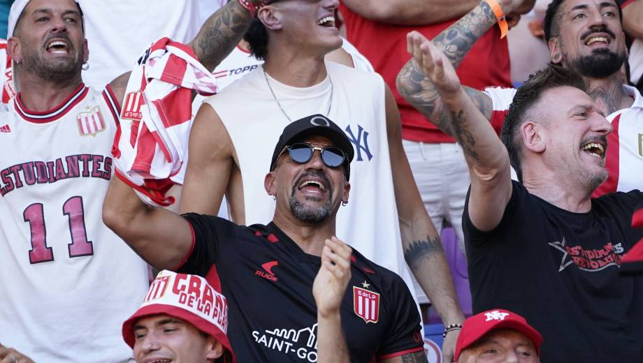 El presidente de Estudiantes, junto a los hinchas en el Estadio Madre de Ciudades. (Clarín fotografía)