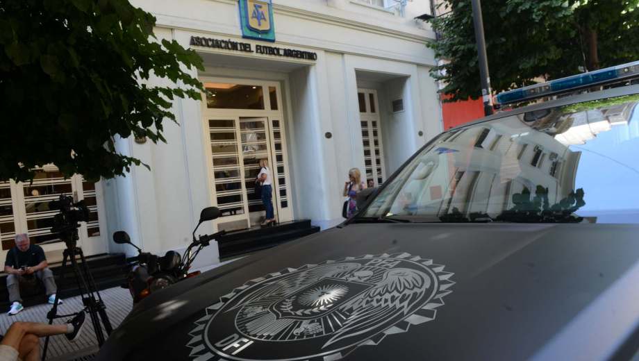 Allanamientos por el escándalo en la AFA. Foto: clarín fotografía.  