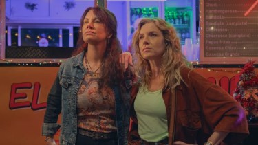 Netflix lanzó el tráiler de El tiempo de las moscas, la nueva miniserie con Carla Peterson y Nancy Dupláa