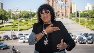 Preocupa la salud de La Mona Jiménez: fue operado tras hacer un show multitudinario