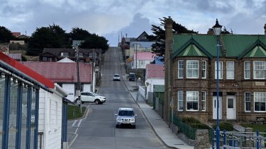 Viajar a Malvinas para sentir: la historia de Aylen, la mujer que convirtió la memoria en destino