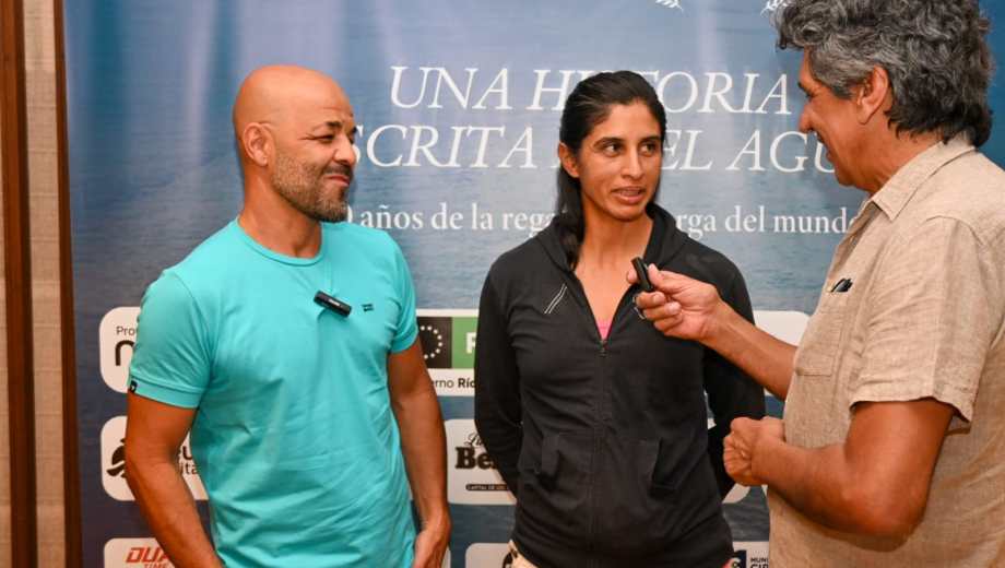 Cecilia Collueque y Ricardo Ovejero, dos palistas roquenses que son protagonistas del documental. (Foto Juan Thomes)