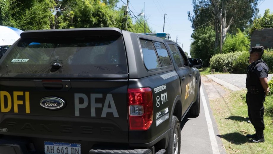 La Policía Federal en los allanamientos de hoy viernes 12 de diciembre en la mansión de Pilar. (Foto: gentileza NA)