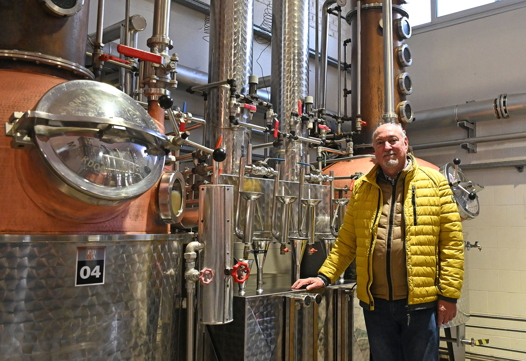 Allen, Río Negro. Pequeña Destilería Argentina capta la esencia de las peras Williams, con un aguardiente que se exporta en un 99%.