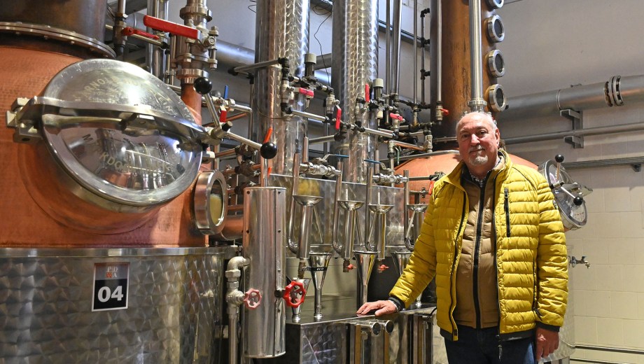 Allen, Río Negro. Pequeña Destilería Argentina capta la esencia de las peras Williams, con un aguardiente que se exporta en un 99%.