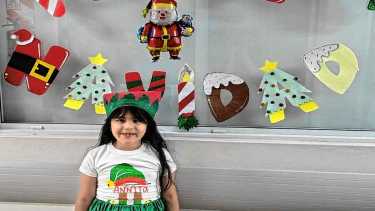 Annita, la nena que sobrevivió a la prematurez extrema en Roca volvió al hospital con regalos de Navidad