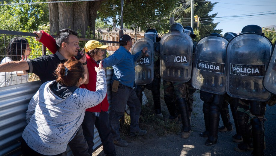 La policía arrojó gas lacrimógeno a la gente que impedía el ingreso a la vivienda.  Foto: Marcelo Martinez