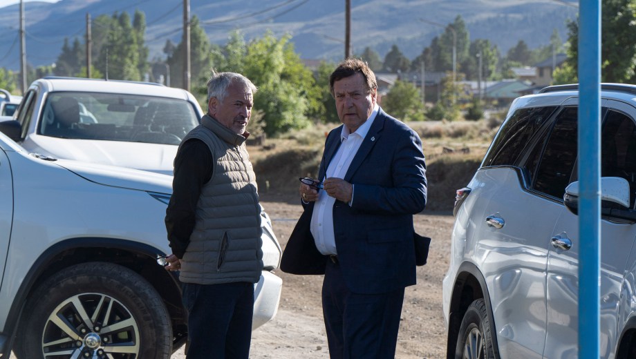 El gobernador Weretilneck y su ministro de Hacienda, Gabriel Sánchez. Archivo