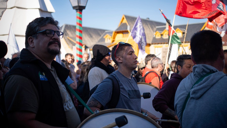 Una multitud marchó este jueves en Bariloche contra la reforma laboral del presidente Javier Milei. (Foto: Marcelo Martinez) 