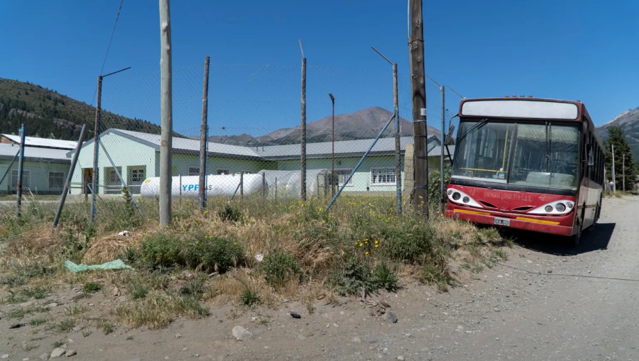 La escuela de formación cooperativa y laboral 6 alberga a un centenar de estudiantes de entre 14 y 20 años con distintas discapacidades y funciona de manera temporal en el centro Ruca Che del barrio Nahuel Hue. (foto Marcelo Martínez)